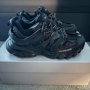 good condition barley worn box included 43”/10.5 good style DM BEFORE PURCHASING